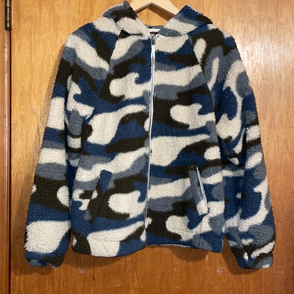 •SO•BLUE/GREEN/BROWN CAMO PRINTED SHERPA FULL ZIP FAUX FUR JACKET SIZE MEDIUM - Picture 2 of 7